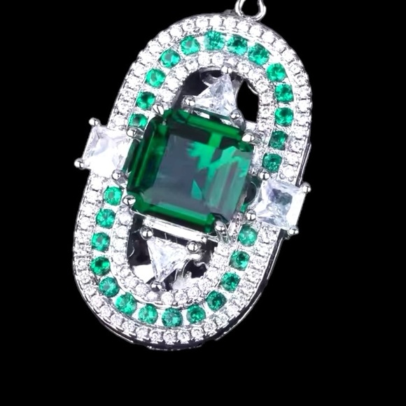 🎁 Green Art Deco Crystal Necklace - Picture 3 of 7